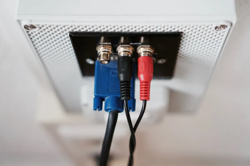 Hidden Signal Killers: How Cable Routing and Environmental Conditions Quietly Destroy Your Projector's 4K Performance